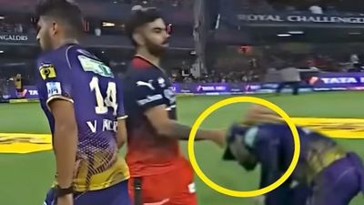 IPL 2023: रिंकू सिंह ने विराट कोहली के साथ नहीं मिलाया हाथ, बल्कि किया कुछ ऐसा, फैंस भी रह गए हैरान SportsTak Hindi