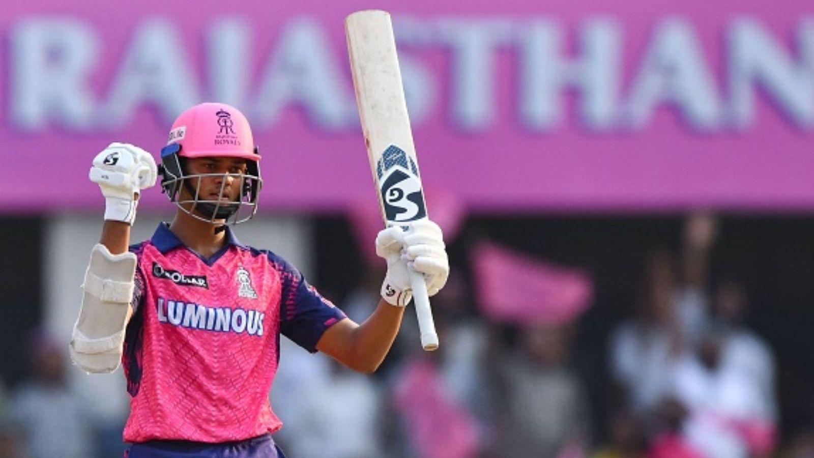 Exclusive | सीमेंट की पिच, प्लास्टिक बॉल, कैसे तूफानी बल्लेबाज बने यशस्वी जायसवाल, कोच ने बताया स्पेशल ट्रेनिंग प्लान Exclusive | सीमेंट की पिच, प्लास्टिक बॉल, कैसे तूफानी बल्लेबाज बने यशस्वी जायसवाल, कोच ने बताया स्पेशल ट्रेनिंग प्लान