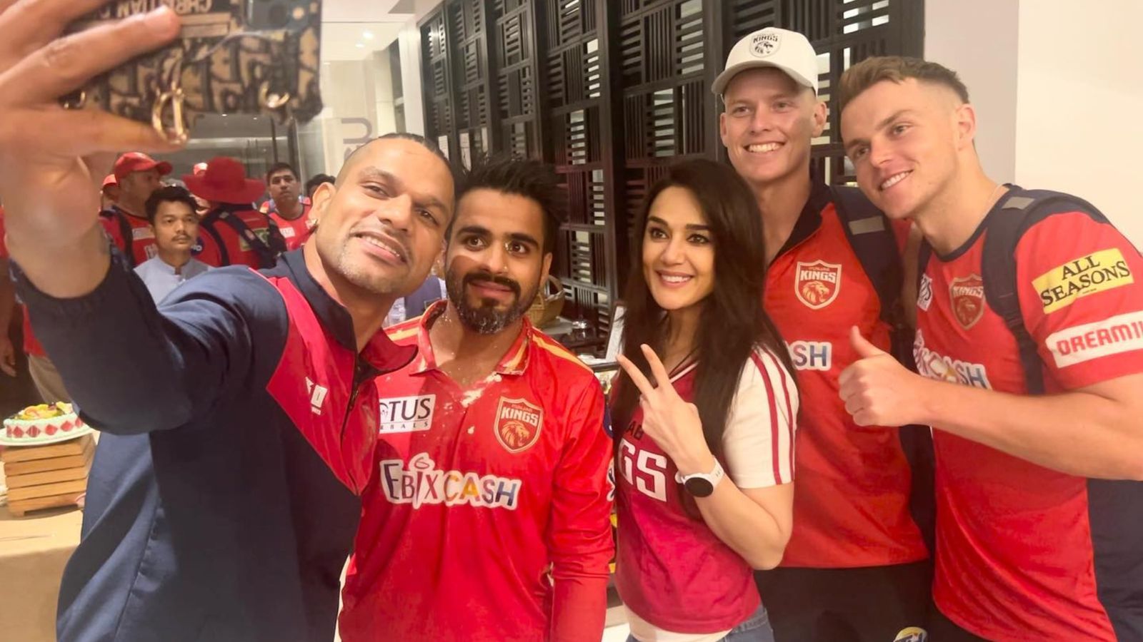 प्रीति जिंटा को पंजाब किंग्स के खिलाड़ियों के लिए बनाने पड़े 120 परांठे, जानिए क्यों हुआ ऐसा प्रीति जिंटा को पंजाब किंग्स के खिलाड़ियों के लिए बनाने पड़े 120 परांठे, जानिए क्यों हुआ ऐसा