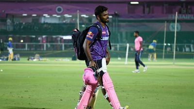 शतक ठोकने के बावजूद भी यशस्वी से क्यों खुश नहीं दिखे संजू सैमसन, MI के खिलाफ आखिरी ओवर में मिली हार के बाद दिया बड़ा बयान SportsTak Hindi