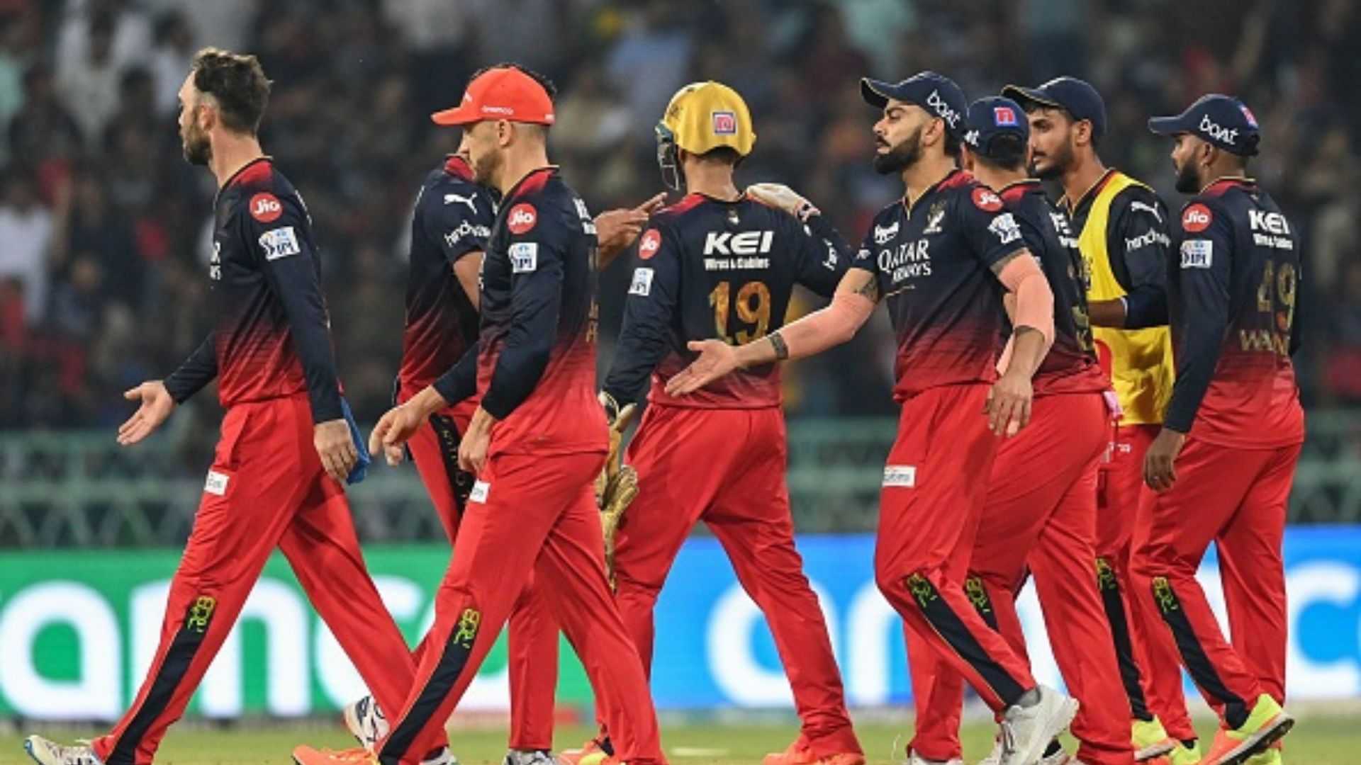 LSG vs RCB: आरसीबी के बॉलर्स का चल गया जादू, लखनऊ से 127 रन का मामूली लक्ष्य नहीं हुआ हासिल, घर में मिली बुरी शिकस्त