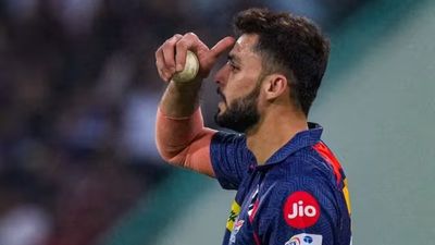 विराट कोहली से भिड़ने वाले नवीन उल हक बोले- मैं यहां आईपीएल खेलने आया हूं, गाली सुनने नहीं SportsTak Hindi