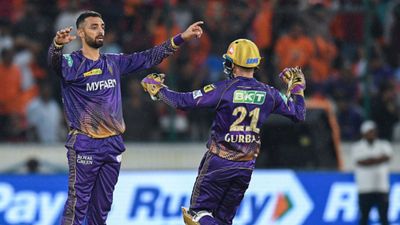 Varun Chakravarthy : 6 गेंद में 9 रन बचाकर वरुण चक्रवर्ती ने किया बड़ा करिश्मा, ऐसा करने वाले बने पहले गेंदबाज SportsTak Hindi