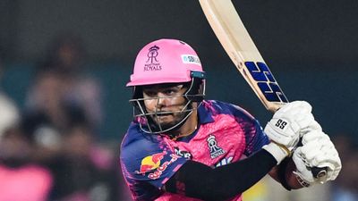 Riyan Parag : 1,41,000 का 5 सालों से एक रन बना रहे हैं रियान पराग, IPL के सबसे खराब खिलाड़ी का लगा तमगा, फैंस ने जमकर लताड़ा SportsTak Hindi