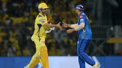 हैरानी! एमएस धोनी के गढ़ में 10 साल बाद मुंबई इंडियंस को मिली शिकस्त, रोहित शर्मा ने पहली बार चेन्नई में चखा हार का स्वाद SportsTak Hindi