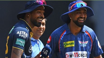 GT vs LSG : बड़े भाई क्रुणाल पंड्या के सामने पहली बार कप्तानी करने उतरे हार्दिक हो गए भावुक, कहा - पिता जी को... SportsTak Hindi