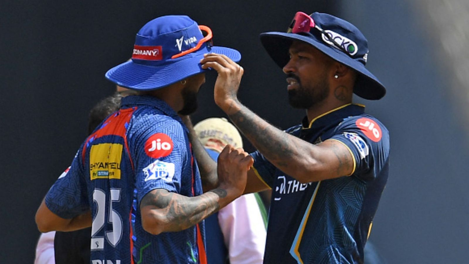 Hardik Pandya : बड़े भाई क्रुणाल की टीम को हराने के बाद हार्दिक पंड्या ने कसा तंज, कहा - 'अब वो डींगे नहीं मार सकेंगे' Hardik Pandya : बड़े भाई क्रुणाल की टीम को हराने के बाद हार्दिक पंड्या ने कसा तंज, कहा - 'अब वो डींगे नहीं मार सकेंगे'