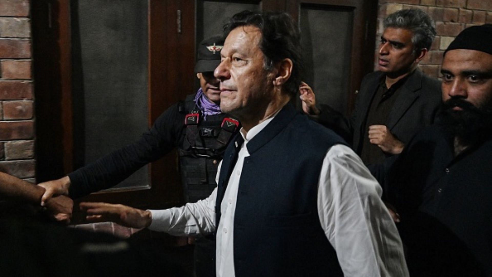 पाकिस्तान के पूर्व कप्तान और प्रधानमंत्री इमरान खान गिरफ्तार, जमानत लेने जाने से पहले पकड़े गए SportsTak Hindi