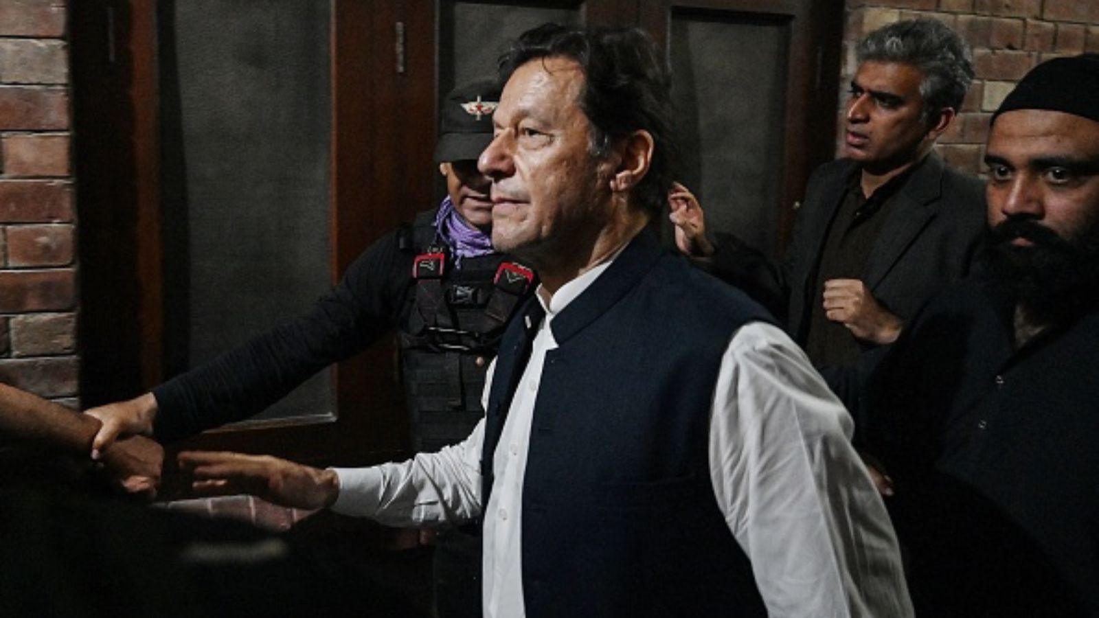 पाकिस्तान के पूर्व कप्तान और प्रधानमंत्री इमरान खान गिरफ्तार, जमानत लेने जाने से पहले पकड़े गए पाकिस्तान के पूर्व कप्तान और प्रधानमंत्री इमरान खान गिरफ्तार, जमानत लेने जाने से पहले पकड़े गए