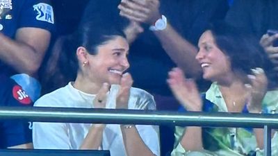 दिनेश कार्तिक का कैच मुंबई इंडियंस के फील्डर ने टपकाया तो खुशी से उछल पड़ी अनुष्का शर्मा, दीपिका को लगाया गले, देखिए Video SportsTak Hindi