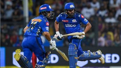 IPL 2023 Points Table : कोहली की RCB को हराकर धोनी की CSK के करीब पहुंची मुंबई, अंकतालिका में लगाई बड़ी छलांग SportsTak Hindi