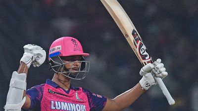 KKR vs RR: जायसवाल की सुनामी में उड़े कोलकाता के अरमान, राजस्थान ने शाहरुख खान की टीम को रॉयल अंदाज में धोया SportsTak Hindi