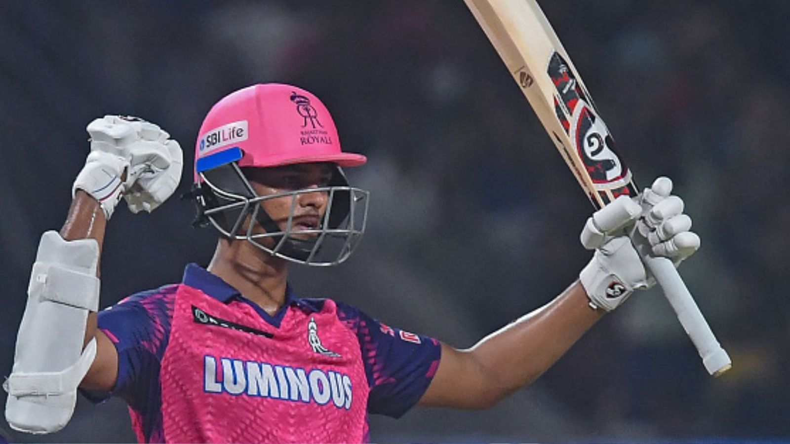 Yashasvi Jaiswal : 98 रनों की तूफानी पारी में यशस्वी ने 13 गेंदों पर कैसे ठोक दी रिकॉर्ड फिफ्टी, जीत के बाद कहा - दिल और हुनर... Yashasvi Jaiswal : 98 रनों की तूफानी पारी में यशस्वी ने 13 गेंदों पर कैसे ठोक दी रिकॉर्ड फिफ्टी, जीत के बाद कहा - दिल और हुनर...