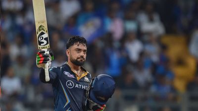 Rashid Khan : गेंद और बल्ले से राशिद खान ने मचाया डबल धमाल, IPL में युवराज सिंह के क्लब में बनाई जगह SportsTak Hindi