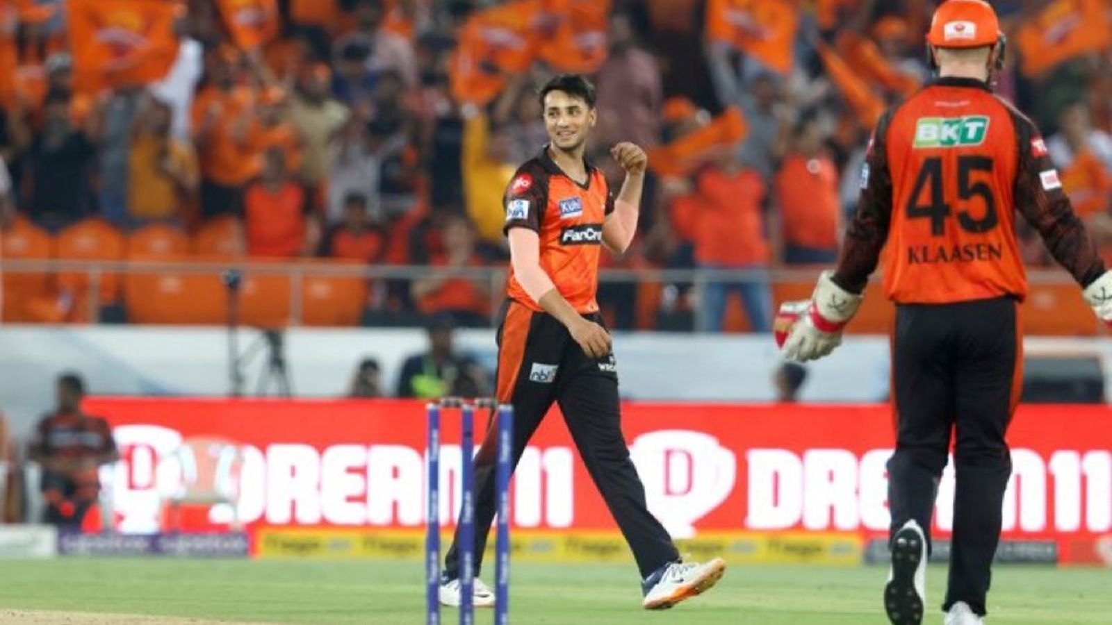 SRH vs LSG: एक ओवर में 5 छक्के, पूरन- स्टोइनिस की बल्ले से ऐसी तबाही, अभिषेक शर्मा के नाम दर्ज हुआ सबसे खराब रिकॉर्ड SRH vs LSG: एक ओवर में 5 छक्के, पूरन- स्टोइनिस की बल्ले से ऐसी तबाही, अभिषेक शर्मा के नाम दर्ज हुआ सबसे खराब रिकॉर्ड