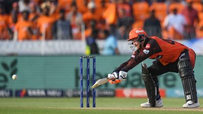 IPL 2023: हैदराबाद के खिलाड़ी को अंपायर से बहस करना पड़ा महंगा, मिली कड़ी सजा, जानें पूरा मामला SportsTak Hindi