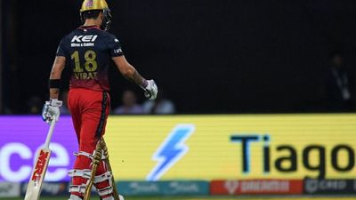 RR के खिलाफ RCB की हार तोड़ देगी विराट कोहली का सपना, इस साल भी लौटना पड़ेगा खाली हाथ, लेकिन हो सकता है ये बड़ा उलटफेर SportsTak Hindi