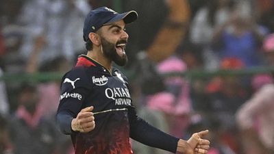 59 रन पर ऑल आउट हुई राजस्थान तो कोहली ने लिए मजे, कहा- 'मैं गेंदबाजी करता तो 40 भी नहीं बनते', VIDEO SportsTak Hindi