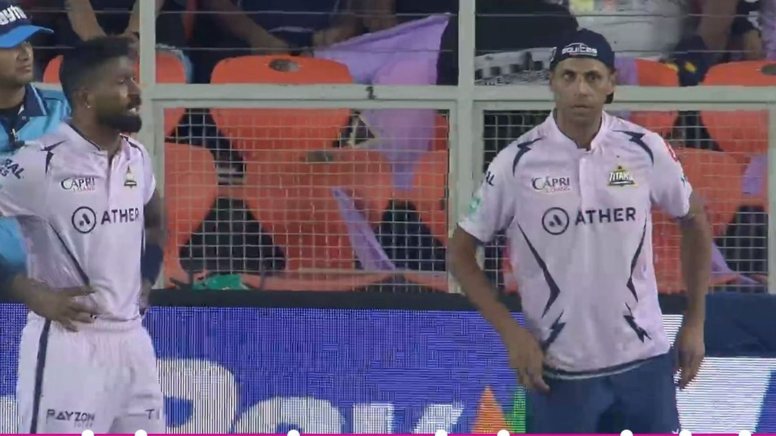 लाइव मैच में हार्दिक पंड्या पर आग बबूला हुए आशीष नेहरा, नहीं मनाया गिल के शतक का जश्न, VIDEO लाइव मैच में हार्दिक पंड्या पर आग बबूला हुए आशीष नेहरा, नहीं मनाया गिल के शतक का जश्न, VIDEO