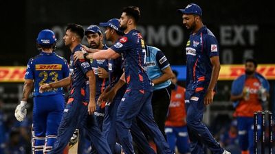 LSG vs MI: मोहसिन खान की पहेली में गुम हुई मुंबई की बैटिंग, आखिरी ओवर में नहीं बने 11 रन, लखनऊ की रोमांचक जीत SportsTak Hindi