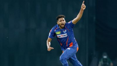 मोहसिन खान लखनऊ को जिताकर हुए भावुक, बोले- सालभर बाद खेल रहा हूं, चोटिल था, पिता आईसीयू में थे SportsTak Hindi