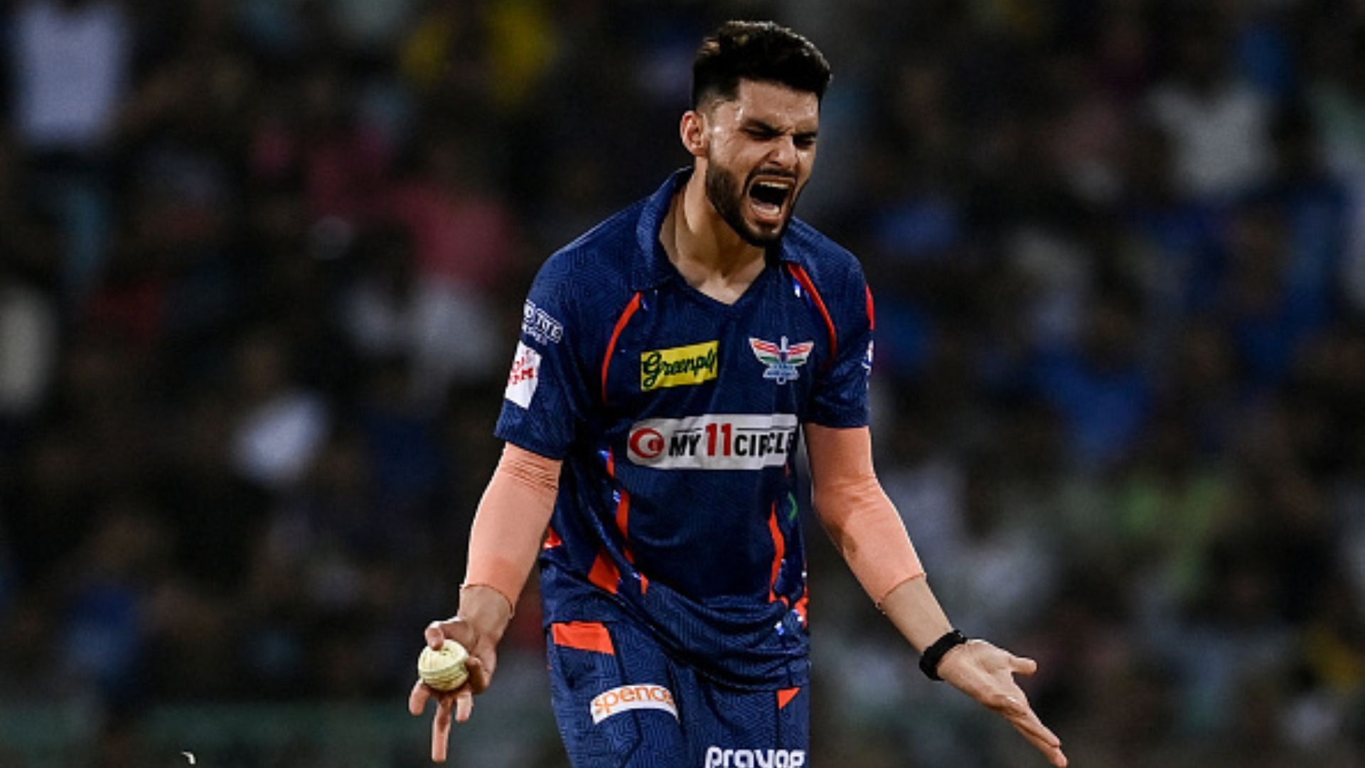 लखनऊ के फैंस ने नवीन उल हक को किया ट्रोल, विराट-विराट के लगाए नारे, गेंदबाज ने कर दिया ये इशारा