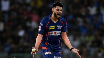 लखनऊ के फैंस ने नवीन उल हक को किया ट्रोल, विराट-विराट के लगाए नारे, गेंदबाज ने कर दिया ये इशारा SportsTak Hindi