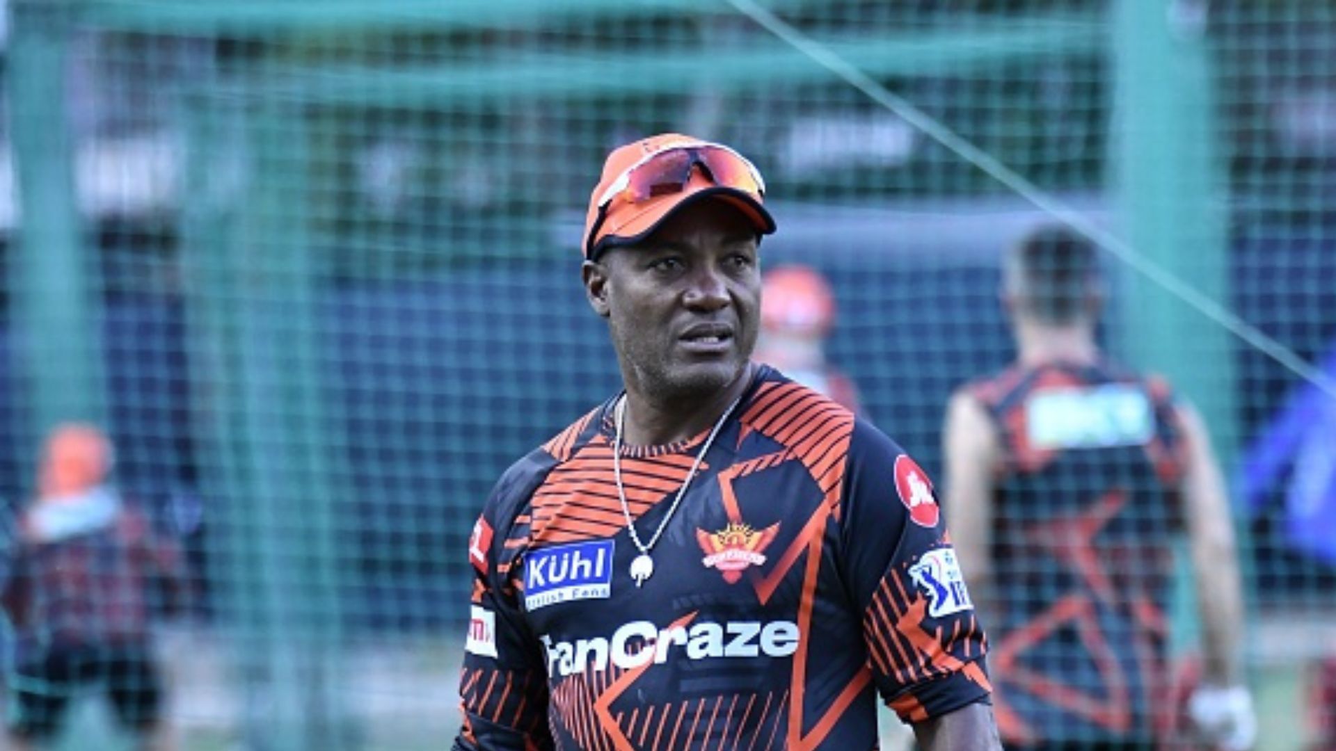 Brian Lara : कोहली के शतक से घरेलू मैदान में 7 में 6 मैच हारी हैदराबाद, कोच ब्रायन लारा का घूमा दिमाग, कहा  - समझ नहीं आ रहा कि...