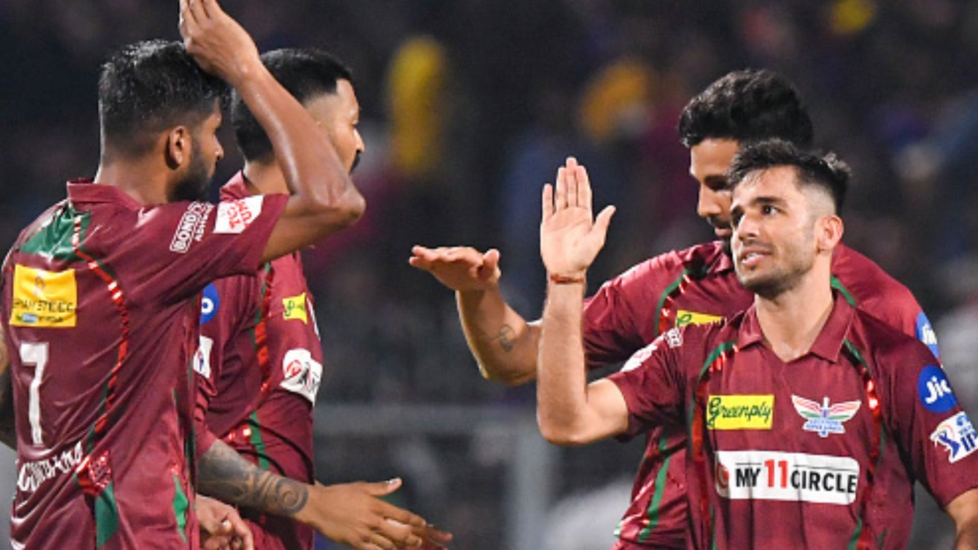 LSG, Playoff : 6 गेंद 21 रन के रोमांच में एक रन से जीती लखनऊ, KKR को हराकर IPL 2023 के प्लेऑफ में बनाई जगह SportsTak Hindi