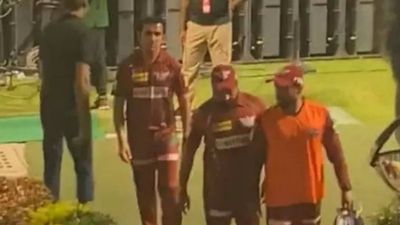 कोहली- कोहली के नारों के बीच फिर फंसे गौतम गंभीर, फैंस ने किया ट्रोल तो पूर्व ओपनर ने कर दिया ऐसा इशारा, VIDEO SportsTak Hindi