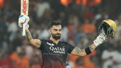 Virat Kohli Century: विराट कोहली ने ठोका लगातार दूसरा सैकड़ा, IPL के सबसे बड़े शतकवीर बने, क्रिस गेल को पछाड़ा SportsTak Hindi