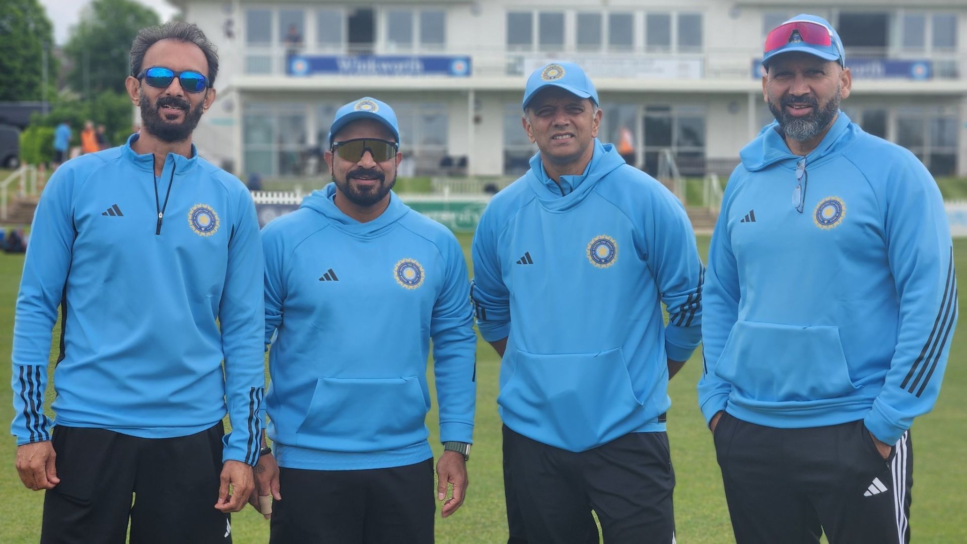 Team India Jersey: एडिडास के स्वेटशर्ट में नजर आई राहुल द्रविड़ एंड कंपनी, ब्लैक जैकेट में शार्दुल ने भी खिंचवाई फोटो