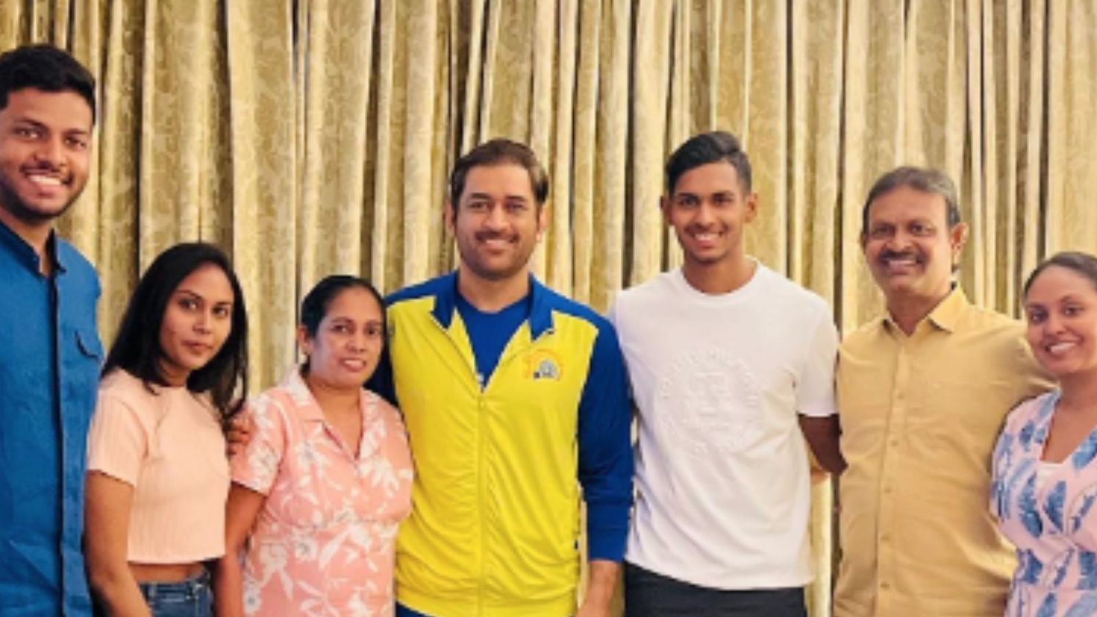 MS Dhoni : IPL 2023 फाइनल से पहले मथीशा पथिराना के परिवार से मिले महेंद्र सिंह धोनी, कहा - वह हमेशा मेरे साथ... MS Dhoni : IPL 2023 फाइनल से पहले मथीशा पथिराना के परिवार से मिले महेंद्र सिंह धोनी, कहा - वह हमेशा मेरे साथ...