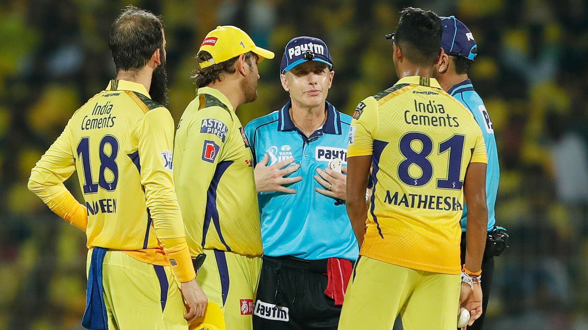 4 मिनट तक मैच रोकने पर ICC के पूर्व अंपायर ने एमएस धोनी को लताड़ा, बोले- कुछ लोग मैच जीतने के लिए हदें पार कर गए