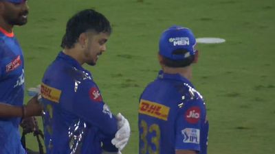 Mumbai Indians Injury: मुंबई पर रनों के बाद इंजरी की मार, रोहित, ग्रीन को अंगुली तो किशन को आंख पर लगी चोट, इशान मैच से बाहर SportsTak Hindi