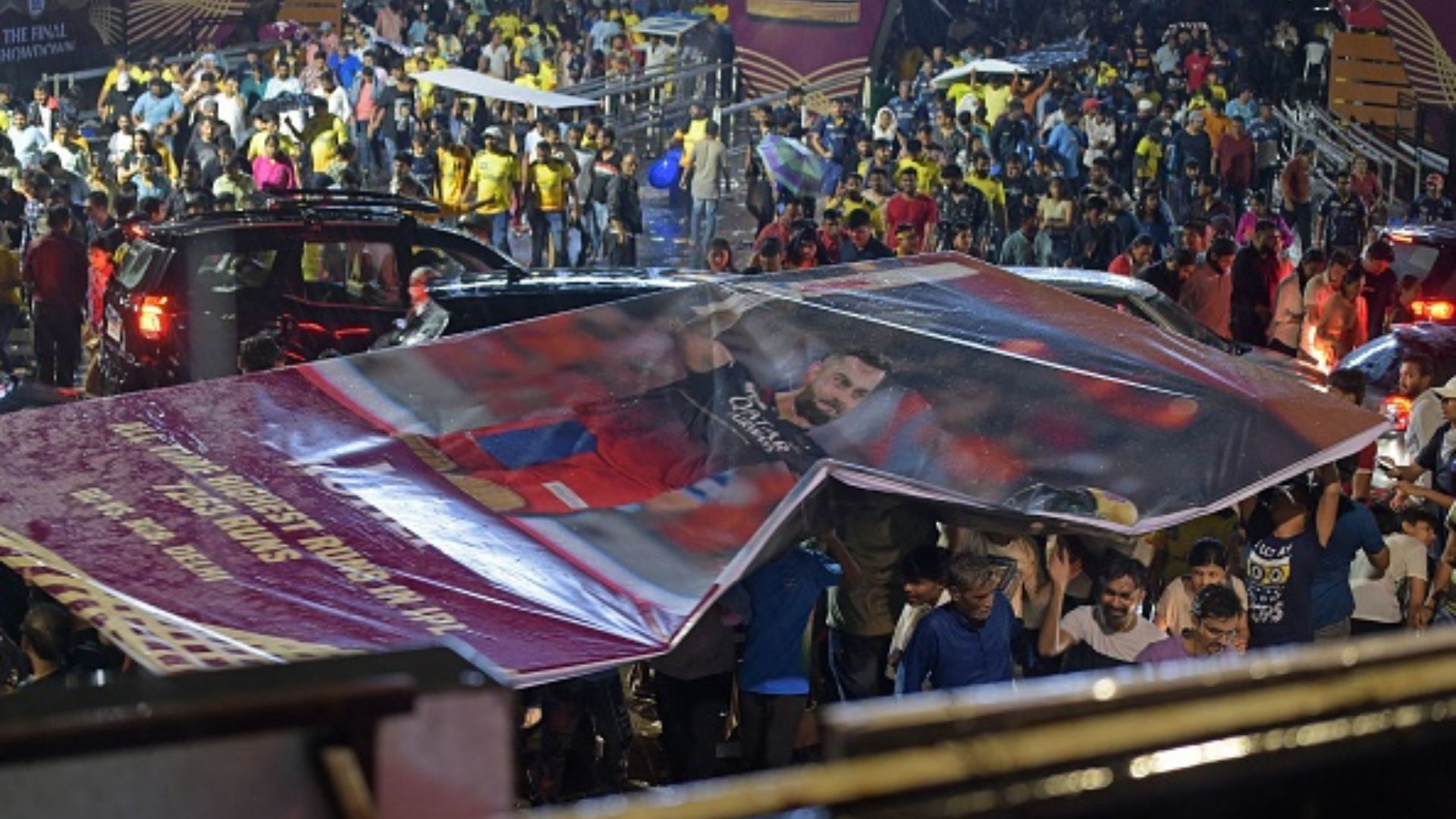 CSK-GT फाइनल के बीच विराट कोहली के बड़े पोस्टर ने फैंस को दी राहत, नरेंद्र मोदी स्टेडियम में पहली बार हुआ ऐसा, VIDEO