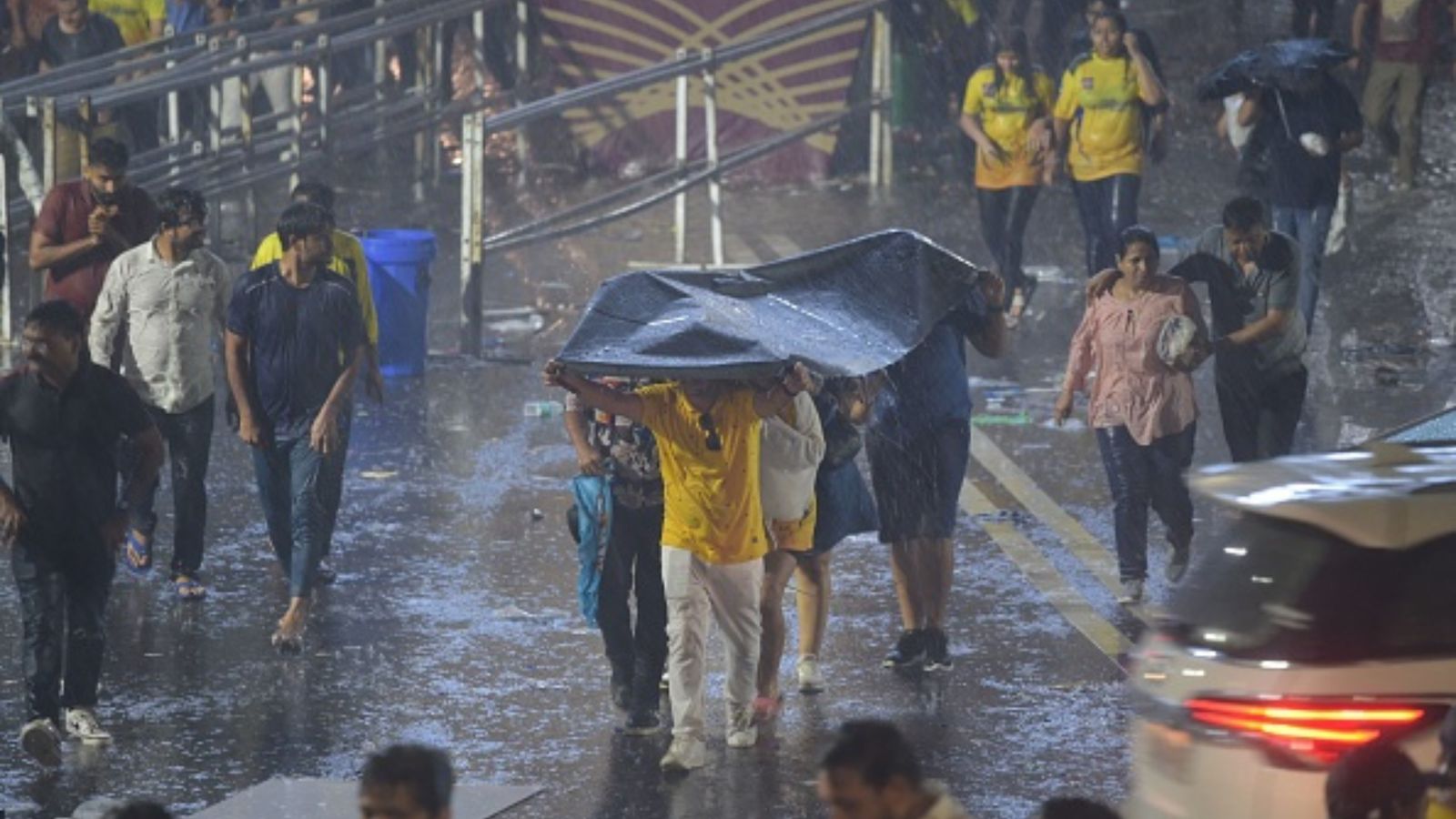 GT vs CSK Final: बारिश ने दर्शकों को किया बेहाल, कई लोग पानी में गिरे, कोई बिना मैच देखे घर गया तो किसी ने दोबारा बुक की टिकटें GT vs CSK Final: बारिश ने दर्शकों को किया बेहाल, कई लोग पानी में गिरे, कोई बिना मैच देखे घर गया तो किसी ने दोबारा बुक की टिकटें