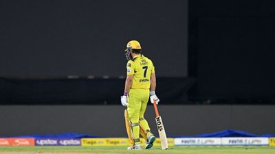 IPL Final: पहली गेंद पर गोल्डन डक का शिकार हुए एसएस धोनी, मोहित शर्मा ने खचाखच भरे स्टेडियम को किया शांत SportsTak Hindi