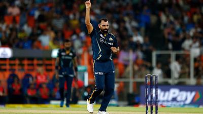 IPL 2023: मोहम्मद शमी की स्विंग पड़ी सब पर भारी, 17 मैचों में 28 विकेट लेकर पर्पल कैप पर जमाया कब्जा SportsTak Hindi