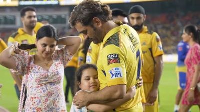 IPL 2023 Final: चैंपियन बनने के बाद धोनी ने बेटी जीवा और पत्नी साक्षी के साथ इस अंदाज में मनाया जश्न, VIDEO वायरल SportsTak Hindi