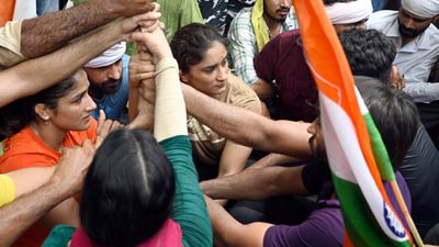 बजरंग पूनिया, विनेश फोगाट और साक्षी मलिक ने गंगा में नहीं बहाए मेडल, नरेश टिकैत को सौंपे, सरकार को 5 दिन का अल्टीमेटम SportsTak Hindi