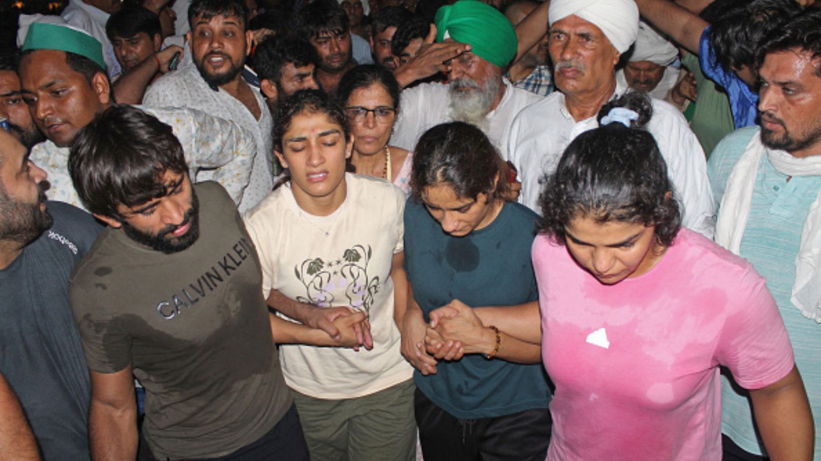 ब्रजभूषण की गिरफ्तारी की मांग कर रहे पहलवानों को मिला वर्ल्ड रेसलिंग का साथ, 45 दिन में चुनाव नहीं कराने पर सस्पेंड करने की चेतावनी ब्रजभूषण की गिरफ्तारी की मांग कर रहे पहलवानों को मिला वर्ल्ड रेसलिंग का साथ, 45 दिन में चुनाव नहीं कराने पर सस्पेंड करने की चेतावनी