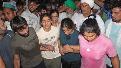 ब्रजभूषण की गिरफ्तारी की मांग कर रहे पहलवानों को मिला वर्ल्ड रेसलिंग का साथ, 45 दिन में चुनाव नहीं कराने पर सस्पेंड करने की चेतावनी SportsTak Hindi