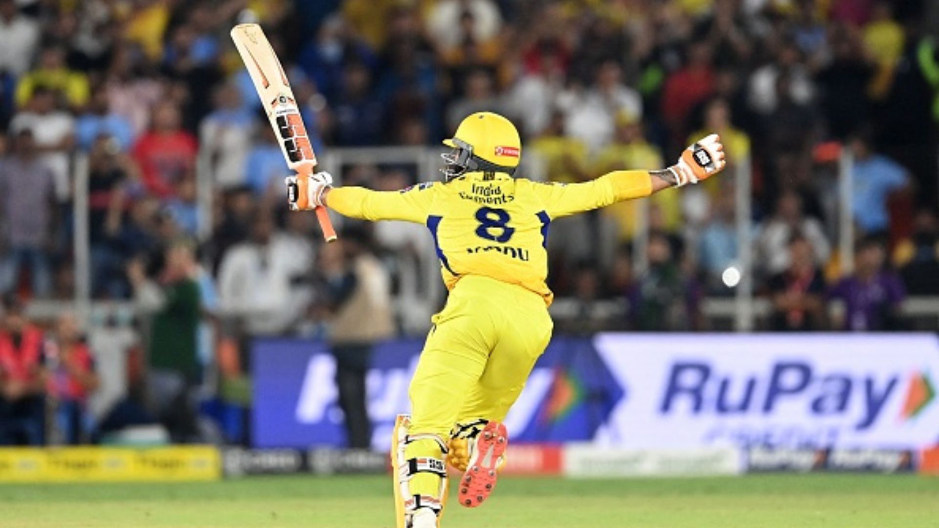 Ravindra Jadeja : 2 गेंद में 10 रन जड़कर जिस बल्ले से जडेजा ने चेन्नई को दिलाया 5वां IPL खिताब, उसे इस ख़ास शख्स को किया गिफ्ट