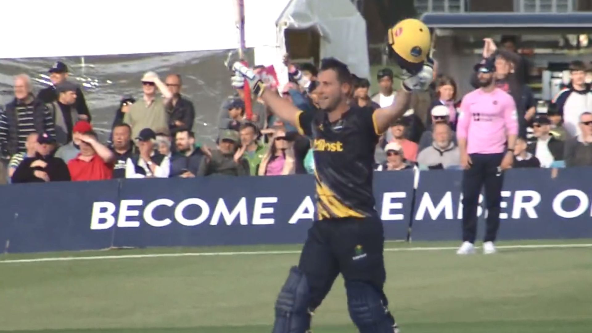 T20 : कोच ने खिलाड़ी बनकर गेंदबाजों को कूटा, 37 साल की उम्र में 7 छक्के-12 चौके से ठोके 113 रन, देखें Video