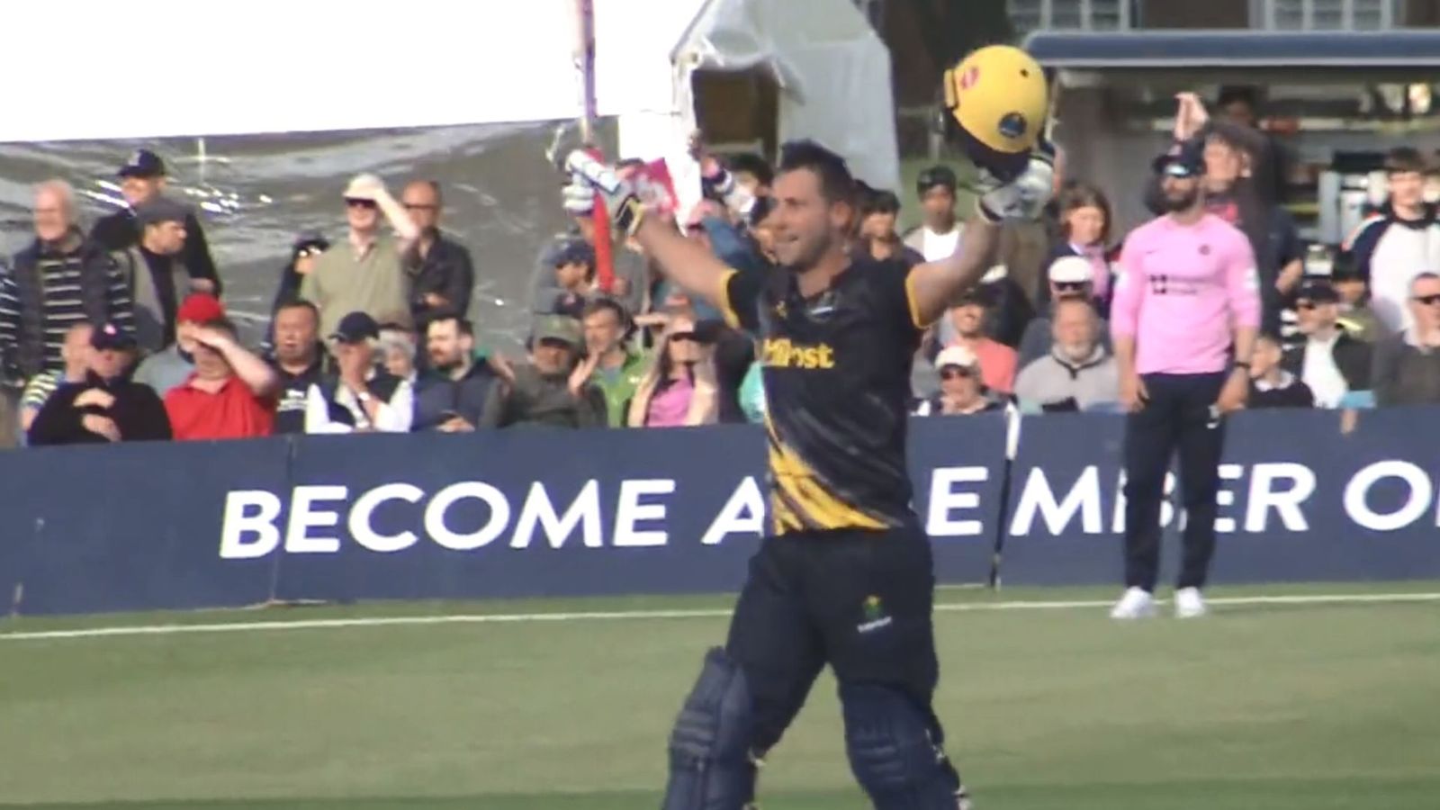 T20 : कोच ने खिलाड़ी बनकर गेंदबाजों को कूटा, 37 साल की उम्र में 7 छक्के-12 चौके से ठोके 113 रन, देखें Video T20 : कोच ने खिलाड़ी बनकर गेंदबाजों को कूटा, 37 साल की उम्र में 7 छक्के-12 चौके से ठोके 113 रन, देखें Video