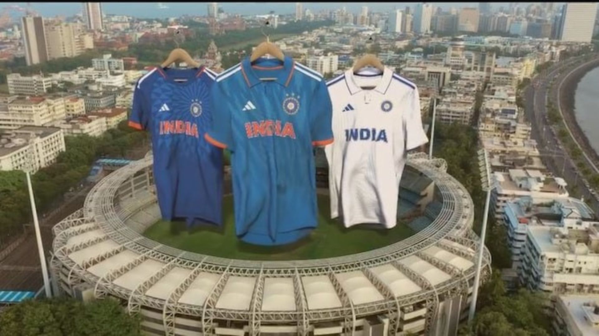 Team India Jersey: टीम इंडिया की नई जर्सी का पहला लुक आया सामने, स्टेडियम के भीतर दिखा तीनों फॉर्मेट का डिजाइन, VIDEO