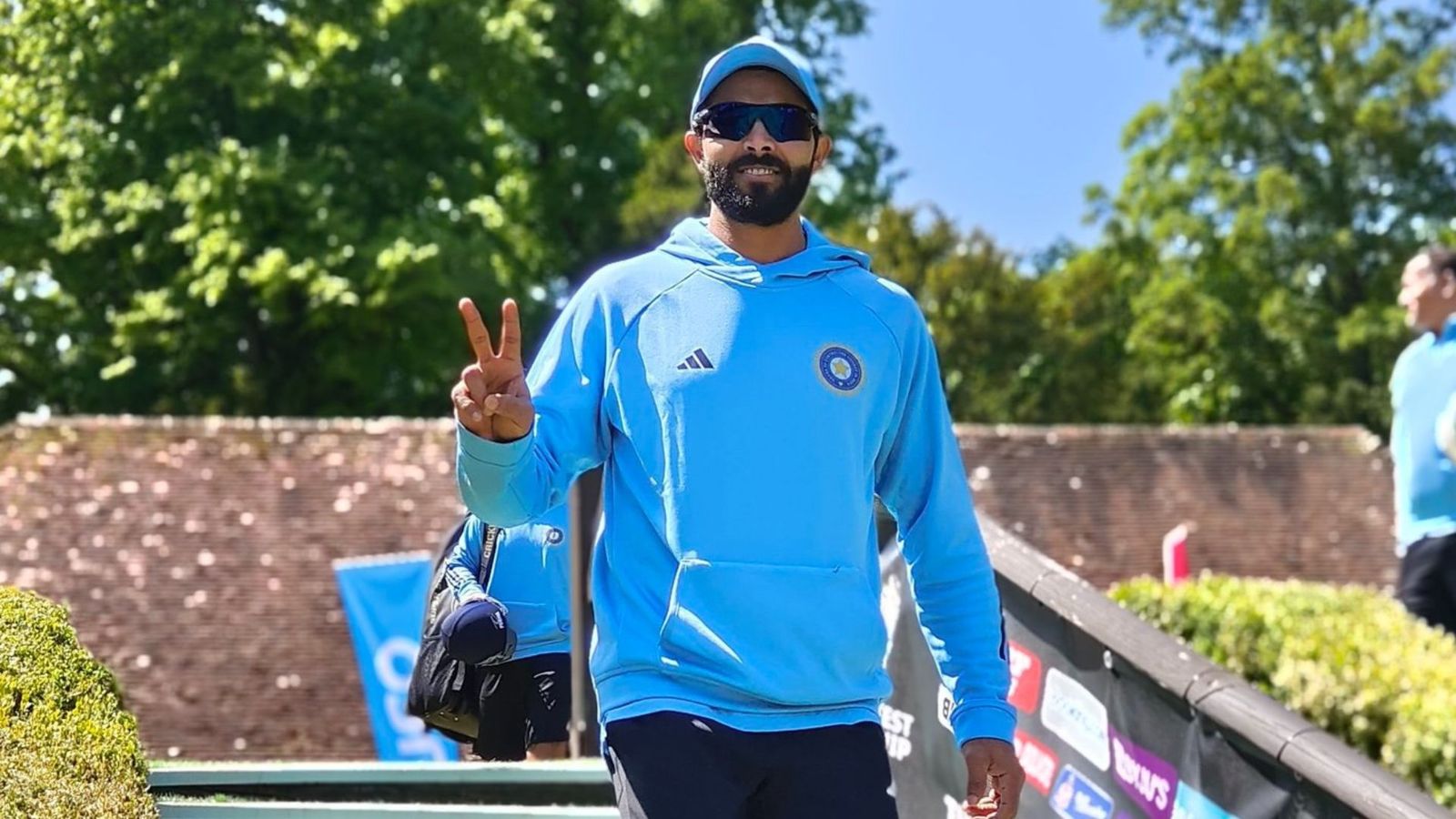 IPL 2023 फाइनल खेलने के बाद इंग्लैंड पहुंचे रवींद्र जडेजा और शुभमन गिल, नई जर्सी में शुरू की ट्रेनिंग IPL 2023 फाइनल खेलने के बाद इंग्लैंड पहुंचे रवींद्र जडेजा और शुभमन गिल, नई जर्सी में शुरू की ट्रेनिंग