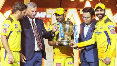 धोनी ने मुझे और जडेजा को आवाज देकर बुलाया था, रायडू का बड़ा खुलासा, आईपीएल ट्रॉफी को... SportsTak Hindi