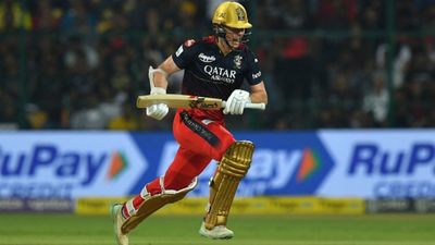 RCB के खिलाड़ी ने इंग्लैंड में काटा बवाल, 55 रनों की तूफानी पारी से टीम ने बनाया 226 का टोटल, 56 रन से मिली जीती SportsTak Hindi